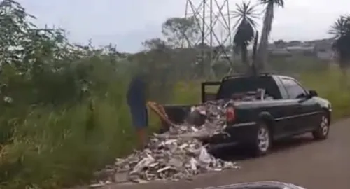 GCM localizou o homem fazendo o descarte utilizando uma Volkswagen Saveiro e determinou que ele recolhesse o material descartado