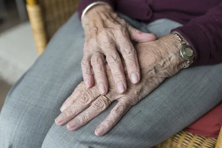 Idoso com Alzheimer é coagido por moradores de rua a dar dinheiro