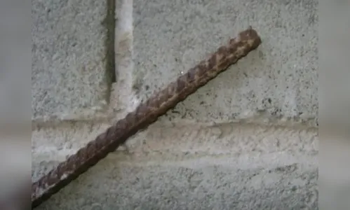 Homem fica ferido após ser agredido com barra de ferro pelo irmão