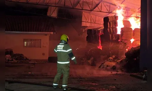 Incêndio de grandes proporções atinge uma fábrica em Rolândia