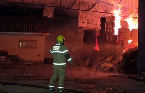 Incêndio de grandes proporções atinge uma fábrica em Rolândia