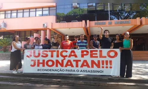 Família de jovem morto ao levar pedrada faz protesto em Maringá