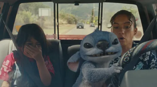 Lilo é interpretada por Maia Kealoha e Nani por Sydney Agudong