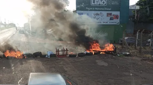 Manifestantes colocaram fogo em pneus