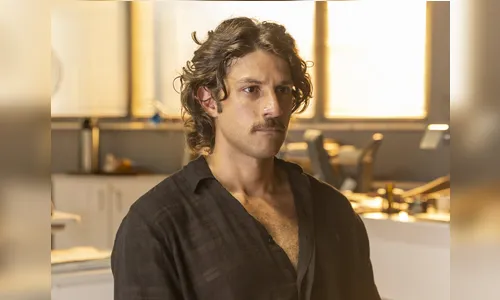 Mavi (Chay Suede) na delegacia