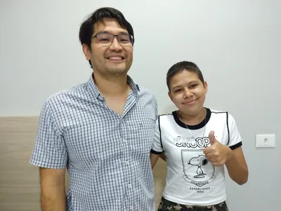 Médico neurologista, Gustavo Osugue ao lado da paciente Geovana Duarte da Silva
