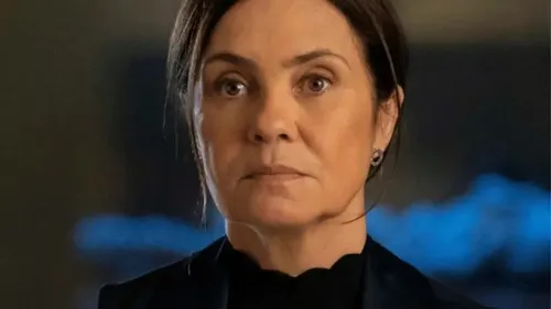 Mércia finge concordar com Molina quando ele diz o que pensa em fazer com Iberê e Luma