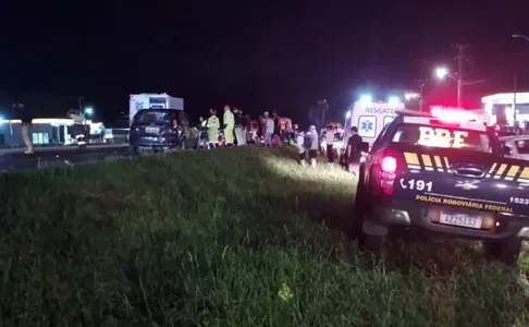 Motorista do Fiesta prensou a motocicleta em outro veículo
