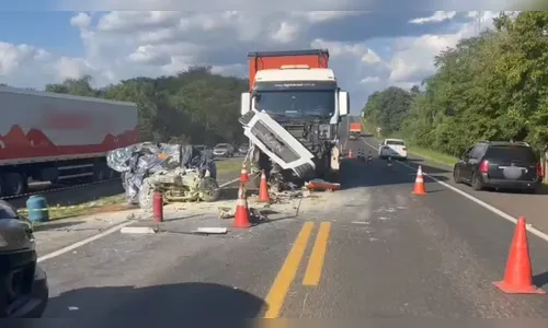 Motorista morre após carro invadir contramão e atingir caminhão no PR