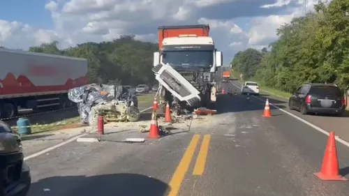 Motorista invadiu a contramão e atingiu caminhão