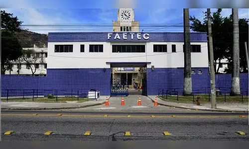 Mãe de aluno é atingida dentro de escola durante tiroteio