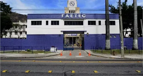 Mulher é atingida dentro de escola durante tiroteio no Rio