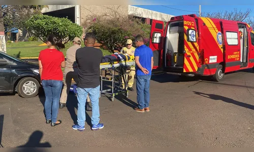 Mulher fica ferida em acidente entre carro e moto em Apucarana