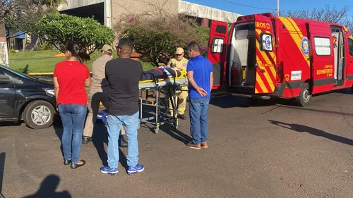 Mulher fica ferida em acidente entre carro e moto em Apucarana