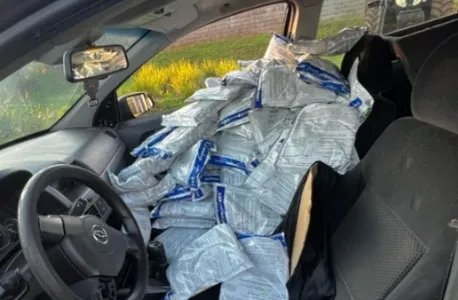 No interior do veículo, os agentes encontraram 225 kg de agrotóxicos de origem estrangeira.