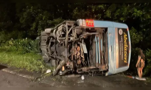 Ônibus tomba após colisão com caminhões na BR-376 e deixa 15 feridos