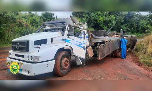 Caminhoneiro é levado ao Hospital da Providência ao capotar na PR-539