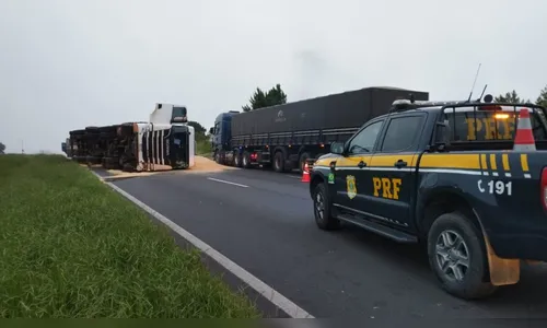 Caminhão carregado com soja tomba na BR-376 e interdita rodovia