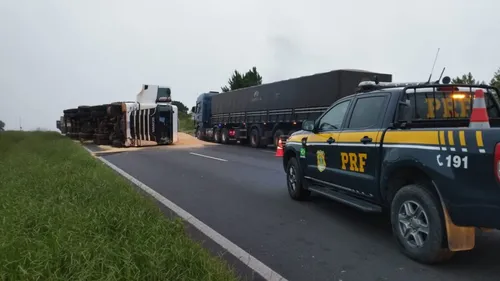 O caminhão permanece no local, sobre a pista.
