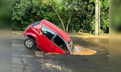 Ford Ka é 'engolido' por rua após asfalto ceder no Paraná