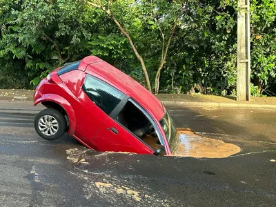 O carro ficou com metade submersa e precisou ser retirado com a ajuda de um trator.