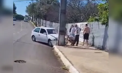Gol bate em poste na Acea após perder freio e descer rua em Apucarana