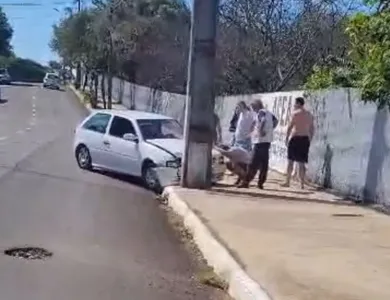 O carro só parou quando atingiu um poste, o que causou grandes estragos na parte dianteira do veículo.