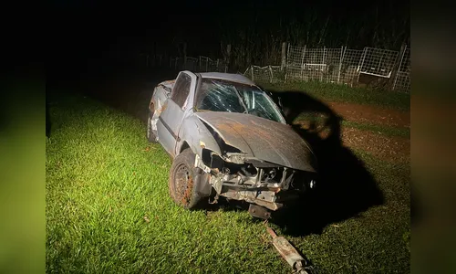 Mecânico capota Gol na BR-376 em Apucarana e anda 1km para pedir ajuda