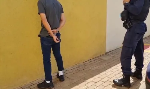 O crime teria sido cometido contra a própria filha do acusado, configurando o crime de estupro de vulnerável, que se caracteriza quando a vítima é menor de 14 anos ou quando não pode oferecer resistência.