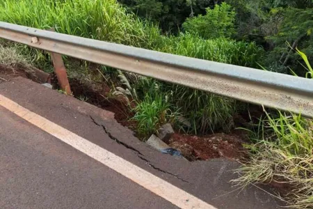 O dano causado pela erosão está concentrado no talude de aterro da rodovia