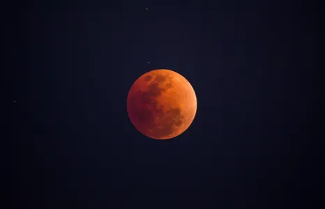 O eclipse começa a partir das 2h06 no horário de Brasília, atingido o momento total às 3h58
