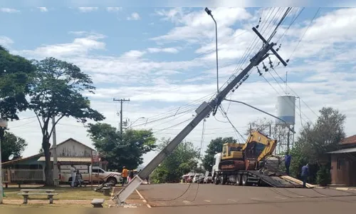 Caminhão provoca queda de poste e interrompe energia em Dinizópolis