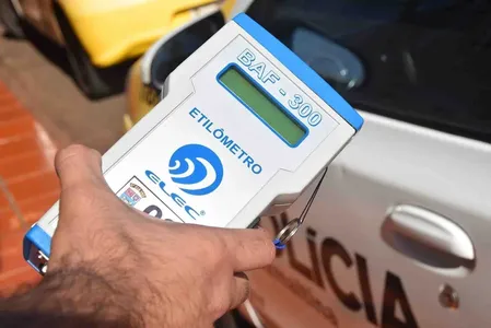 O homem foi flagrado dirigindo o carro em zigue-zague