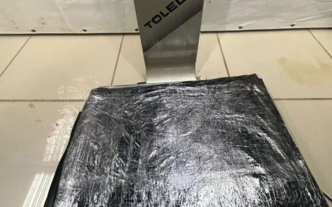 O homem poderá responder pelo crime de tráfico internacional de drogas.