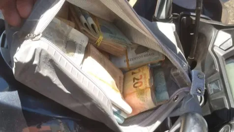 O malote foi encontrado caído na PR-281, em Santa Izabel do Oeste