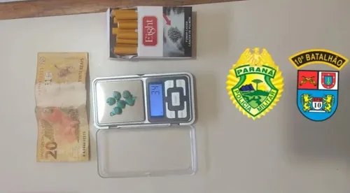 O material foi apreendido e o suspeito foi algemado e encaminhado à 17ª Subdivisão Policial de Apucarana (17ª SDP).