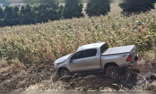 Caminhonete Hilux capota na PR-466 após saída de posto de combustíveis