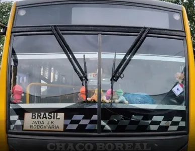 O motorista, o ônibus e os celulares foram levados para a Receita Federal, onde houve a identificação e qualificação do responsável e apreensão do veículo e mercadorias