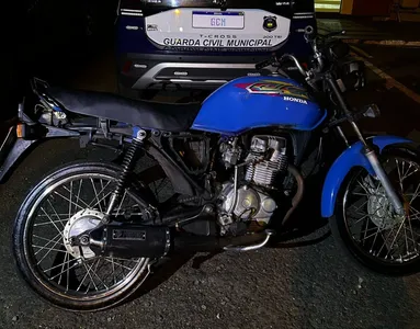 O veículo estava com o chassi suprimido, escapamento adulterado, ausência de espelhos retrovisores e divergência entre a numeração do motor e do chassi.
