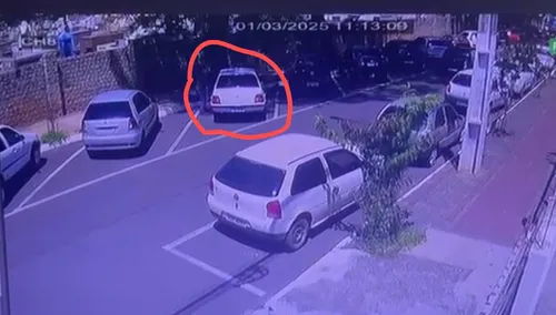 O veículo estava estacionado na Rua Bandeirantes, em frente ao Cemitério da Saudade