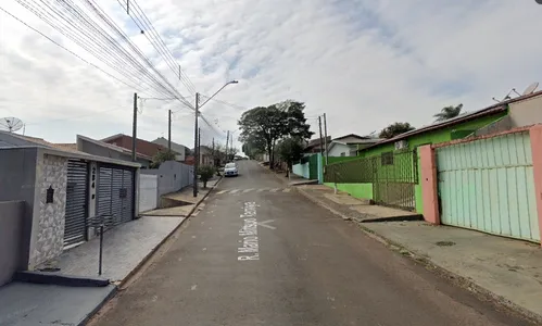 Motorista bêbada bate em moto, derruba portão e foge a pé em Apucarana