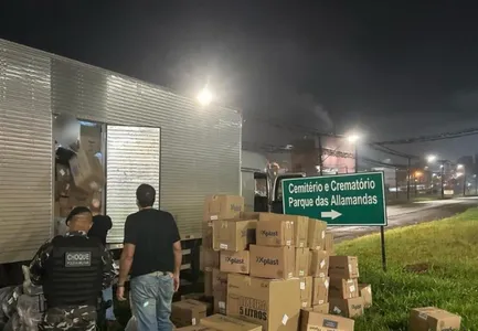 Os 2,4 mil celulares sem nota estavam em 30 caixas