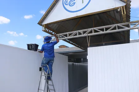 Os presos participantes têm direito à alimentação, além da remuneração equivalente a 75% de um salário mínimo e remição da pena