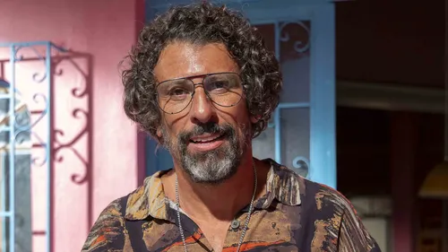 Osmar e Tati se impressionam com o valor da conta de Violeta