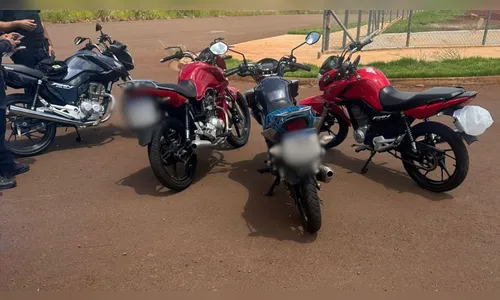 Jovem usa sacola para cobrir placa e empinar moto em Apucarana