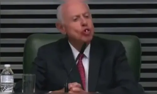 Deputado perde dente durante discurso, veja o vídeo