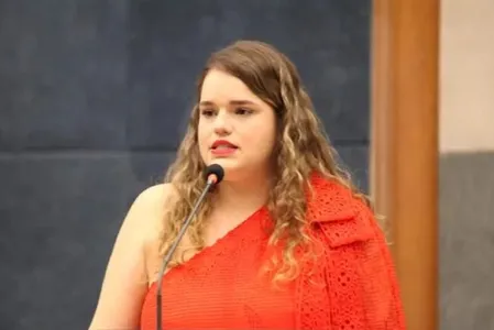 Paula Vicente toma posse como vereadora em Londrina