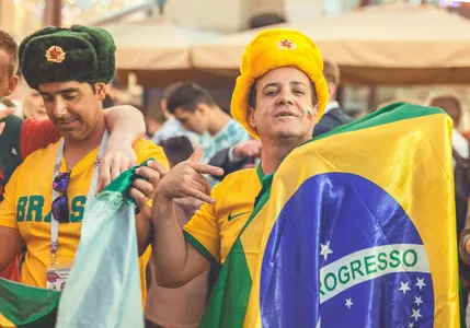 Pessoas fazendo uma festa segurando a bandeira do Brasil