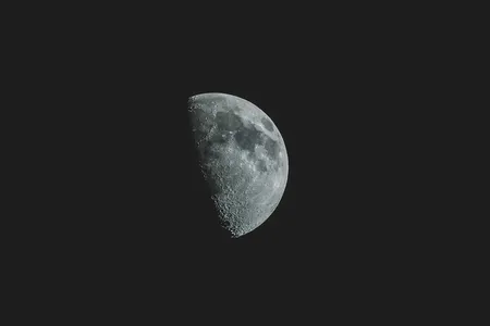 Por ser um eclipse lunar, apenas o lado da Terra que estiver durante a noite o verá