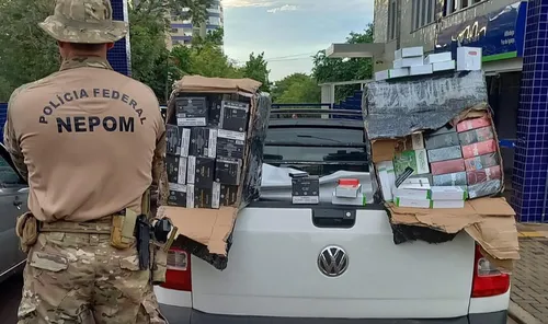 Produtos eletrônicos e o veículo foram levados para a Receita Federal.